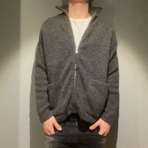 Stickad tröja - Stickad tröja från zara. Storlek S-M. Väldigt skön och passar bra nu mot kallare tider. Hör av er vid frågor och funderingar!