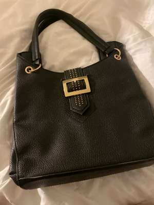 Viral vintage väska - Säljer den tiktok virala väskan! Vintage ägd i 10 år men i princip helt onvänd, helt nyskick dvs!!! Gulddetaljer utan någon rost! Passar till alla tillfällen (skola/utekväll) 💘💘💘Nypris: 799 kr