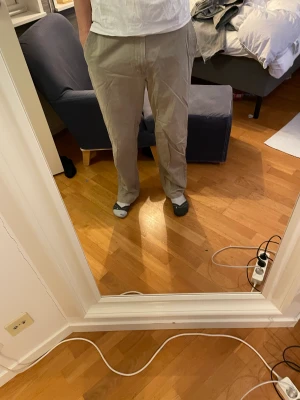 Oversized Chinos  - Supersnygga chinos. Använda men i nyskick. Inte säker på nypris men runt 500kr.