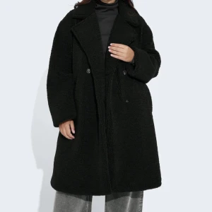 Teddy kappa - Teddykappa köpt på Bikbok förra året, helt som ny och oanvänd Strl Medium och passar S dessutom Köpt för 899kr