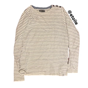 Randig Långärmad Jack&Jones - Randig långärmad J&J tröja. Fint skick! OBS—> Ser gul ut pga ljus + bakgrund. Är vit!