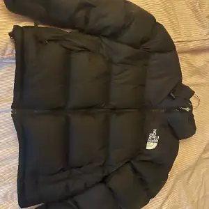 Säljer min north face jacka då den tyvärr aldrig kommer till användning. Den är i inprincip nyskick och enbart använd ett fåtal gånger. Den är i storlek L men skulle säga att den är lite liten i storleken. Pris är diskuterbart vid snabb affär 