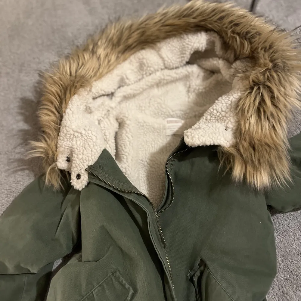 Rensar garderoben och hittade denna mysiga jacka med Teddy fluff på insidan. Perfekt till kallare höstdagar. Hittar ingen storlek men passar en S💕. Jackor.