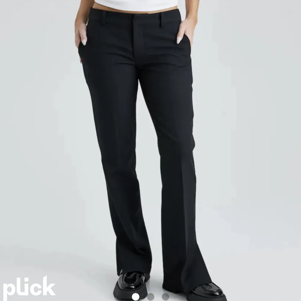 assnygga lågmidjade kostymbyxor med slits från bikbok i svart färg storlek 36, säljer då dom va för korta för mig, inga defekter❤️  250 kr + frakt midjemått 34 cm och innerbenslängd 71 cm. Jeans & Byxor.
