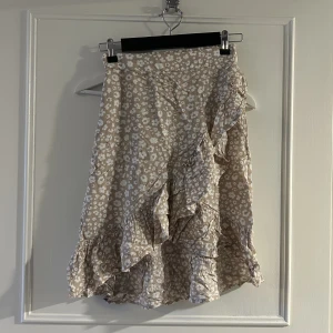 Somrig kjol - Beige sommarkjol i strl 134/140 men med elastisk midja så passar upp till xs