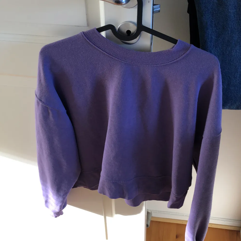 Lila sweater från pull&bear! Likadan som jag publicerat tidigare fast i en annan färg 🩷superskön och ganska kort 🩷pris diskuterbart . Tröjor & Koftor.