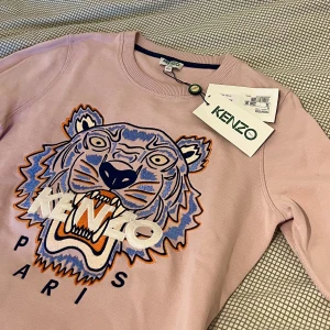 Helt ny Kenzo Sweatshirt XS - Säljer en massa kläder pga flytt. Tröjan är aldrig använd och har bara legat i garderoben 
