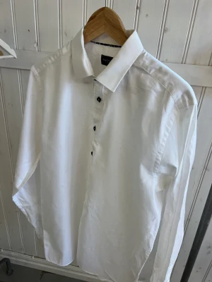 Klassisk vit skjorta från Bruun & Stengade  - Klassisk vit slim fit- herrskjorta.   Nyskick  100% bomull  Storlek: 42  Nypris: 700 kr