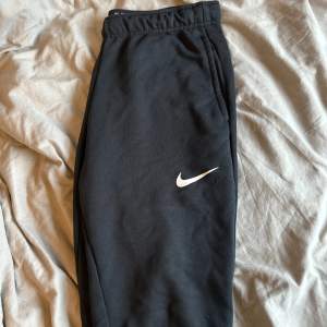 Nike byxor, nästan aldrig använda, Står storlek M men skulle säga S 
