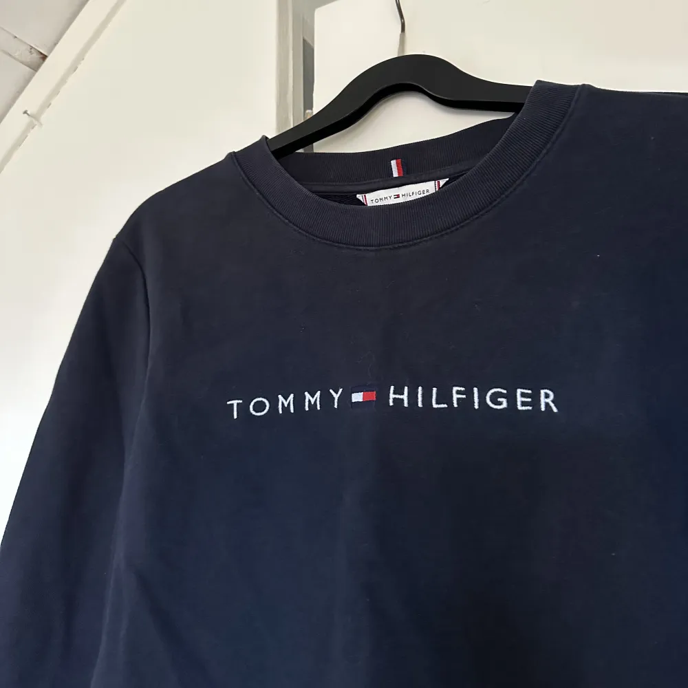 Mörkblå Tommy Hilfiger tröja . Tröjor & Koftor.