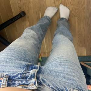 Lågmidjade straight jeans från gina. Nypris:499 Använt fåtal gånger💗 Pris kan diskuteras💗 Tryck inte på köp nu!