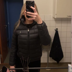 Ralph Lauren dunjacka - Svart Ralph Lauren dunjacka i storlek XS. Passar även S. Super fin jacka som sitter snyggt! Välbehållen 🤍