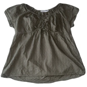 Grå/grön blus 🫶 - Jättesöt blus från Kappahl i storlek 44 men sitter ganska bra på mig som oftast bär M i toppar! Kontakta om du är intresserad eller har övriga frågor 🩷