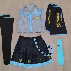 Miku cosplay - Jag säljer min miku cosplay för att jag typ aldrig har använt den. Den är i bra skick och har blivit andvänd runt två till tre gånger. Kan tänka mig att sänka priset. Säljs utan peruk.