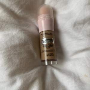 Maybelline 4-in-1 Glow i färgen 1.5. Oöppnad så alltså helt ny (tejpen finns till och med kvar runt locket. Säljer den då jag har 2 och tänkte lämna tillbaka den men på Hm (där jag köpte den) så kunde man inte lämna tillbaka smink.