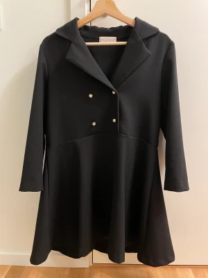 Svart klänning - Svart klänning från Olive Clothing. Vet ej storlek men passar en storlek S och kanske M. Den går ned till direkt över knäna på mig (172 cm lång).