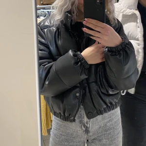 Puffjacka i läderimitation  - Svart vinterjacka från zara. Säljer eftersom jag inte använder längre. Hyfsat använd men inga slitningar. 