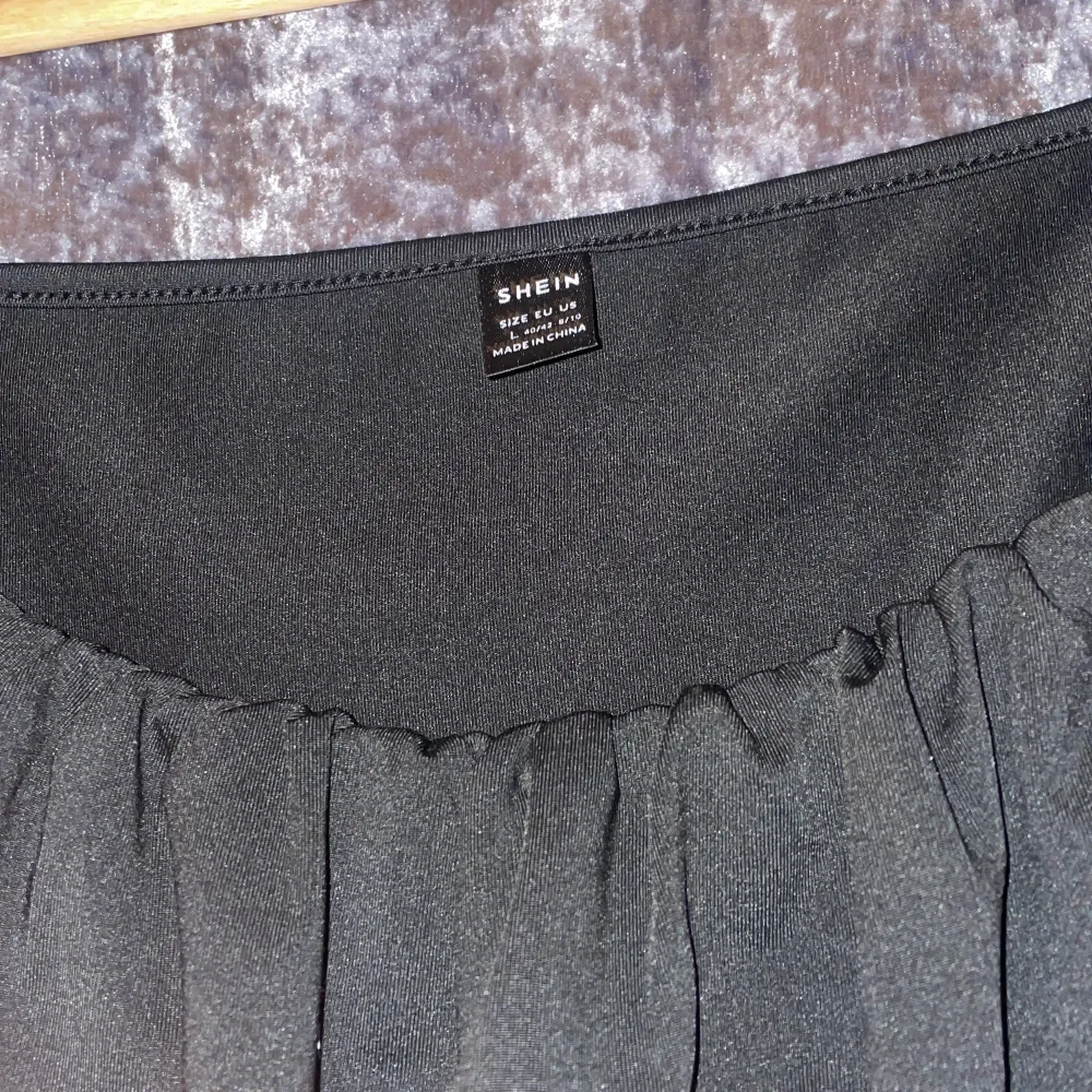 Hej, säljer denna svarta topp tröjan från SHEIN❤️ Hör av dig om du har mer frågor. 😁 . Tröjor & Koftor.