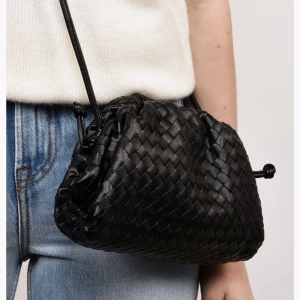Jackie small braided clutch✨✨ - Superfin väska från Jackie, i bra skick, slitning på ena bandet efter att jag ändrat längden på väskan men som inte syns. Nypris 2400kr
