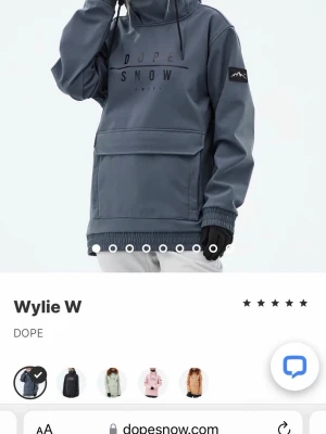 Blå skidjacka från Dope - Snygg blå skidjacka från dope. Använd sparsamt under 1 säsong, väldigt bra skick