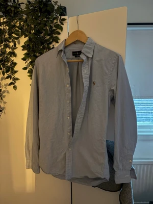 Ralph lauren skjorta - Stilren blå Polo Ralph Lauren skjorta med storlek S och design slim fit!