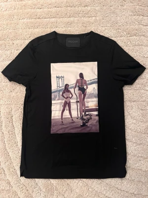 Limitato t shirt - Säljer nu denna riktigt snygga limitato t shirten i mycket bra skick!👏 Storlek: S🤩 Skick: 9/10🌟Box medföljer även!✅Hör gärna av er vid frågor eller funderingar!🙌