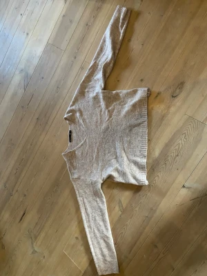 V ringad stickad tröja - Fin beige stickad tröja med v ringad hals långa ärmar storlek xs
