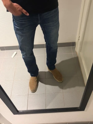 Jeans tapered - Säljer ett par snygga blå tapered/mike jeans, 29/32 från Jack & Jones. Skriv gärna vid intresse!