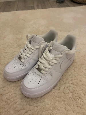 Air Force 1  - Ett par helt nya air force one i storlek 42,5 använda en gång, jag har laceat dem så de kan ni fixa tillbaka ylll vanligt 