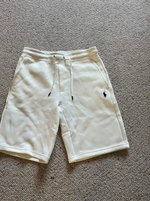 Polo Ralph lauren shorts  - Ett par vita Polo Ralph lauren shorts med vit logga. De är i storlek S och i nytt skick. Pris kan diskuteras och skriv om du har några frågor. 