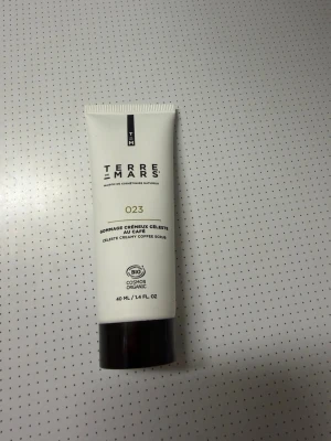 Terre de Mars kaffepeeling 40 ml - Krämig kroppspeeling från Terre de Mars med doft av kaffe. Tuben är vit med svart lock och rymmer 40 ml. Ekologiskt certifierad enligt Cosmos Organic. Perfekt för dig som vill ha en naturlig och fräsch skrubb till kroppen.