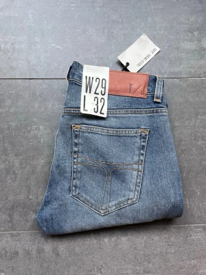 Tiger of Sweden jeans nya - Helt nya jeans ifrån tiger of Sweden med prislapparna kvar på. Storleken är w29 L32. Kvitto kan visas privat 