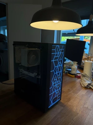Stationär gamingdator med LED-panel - Säljer en prisvärd gamingdator  Datorn kör alla moderna spel Tex:  :Rainbow Six Siege :Red dead Redemption 2 :Minecraft :Fortnite :GTA 5 :Roblox  :CS2 På höga inställningar och stabila FPS  Specs:  Processor: I7 3770K Grafikkort: 1060 6 GB V-Ram  Ram Minne: 2x4 (8) GB 1600MHz (kan lätt uppgraderas)  Lagring: 1 TB Nätaggregat: 650W Guldklass Chassi: Mini ATX Tower (Sprillans Nytt)  Moderkort: Z77A-G45 CPU Kylare: NZXT T120 Kylare  Datorn kommer fullt fungerande med Windows 10 home installerat.   