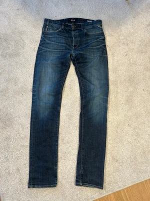 Vintage Straight fit Archive Grisch Replay RBJ.901 jeans - Hej 👋🏼   Jag säljer dessa sjukt snygga Replay jeans med fades, dessa jeans har en regular/straight passform.  Jeansen är perfekta nu inför hösten och är enkla att styla!  Modellen är 165cm 54kg (utgå efter mått!)  Modell: RBJ.901  Storlek: 32 Pris:399kr Frakt: 48 timmar! Midja: 42cm Längd: 111cm Låröppning: 26cm Benöppning: 17cm  Är öppen till bud📸