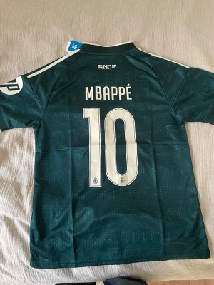 Mbappé - Real Madrid bortatröja 2026/27 - Real Madrids extremt feta bortatröja för säsongen med Mbappé 10 bak🇫🇷🟢