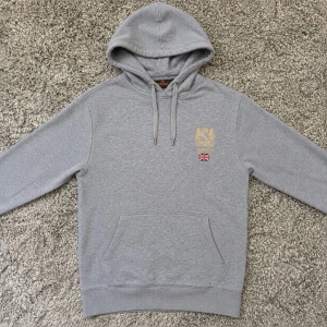 Morris Hoodie - Säljer denna rikigt feta Morris hoodien!⭐️ Storlek : M!🤝Skick : 9,5/10!👍Hör gärna av er om ni har funderingar!🙌