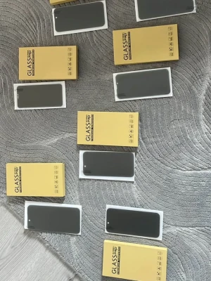 GLASS PRO skärmskydd till iPhone - Säljer flera GLASS PRO skärmskydd för iPhone. Skydden är gjorda av härdat glas och kommer i gul förpackning. Perfekt för dig som vill skydda din mobilskärm mot repor och stötar. Enkla att applicera och ger en klar och smidig känsla på skärmen.