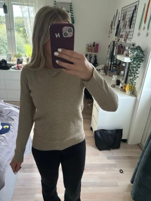 Beige stickad tröja från Vila - Säljer en enkel och stilren beige stickad tröja från Vila. Tröjan har rund halsringning, långa ärmar och ribbade muddar vid ärmslut och nederkant. Nästintill oanvänd 💕