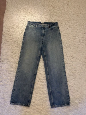 Blåa raka jeans  - Säljer ett par blåa jeans i fint skick, kommer tyvärr inte till användning och säljer därför. Hör gärna av dig om frågor!🤗