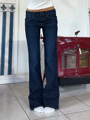Lågmidjade Jeans - Som nya❣️Midjemått 82cm (38cm rakt över)❣️stretchiga ❣️ innerbenslängd 82cm❣️jag är 165