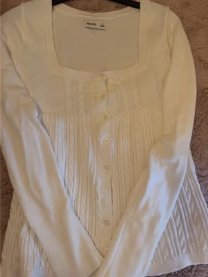 Vit kofta från Hollister med knapapr - Säljer den här tröjan från hollister. Jag köpte den här på plick, och säljer för att den var lite liten på mig.