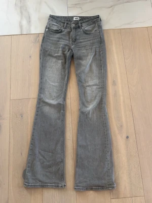 Grå bootcut jeans  - Säljer ett par gråa bootcut jeans med mid midja. Det är i full length.