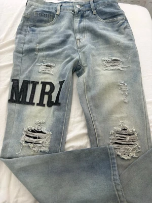 Jeans Amiri  - Jätte fint skick passar dig som är runt 162-172 beror på vikt lite baggy på benen.