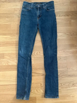 Nudie Jeans - Blåa jeans från Nudie Jeans, storlek W30 L32, inga defekter