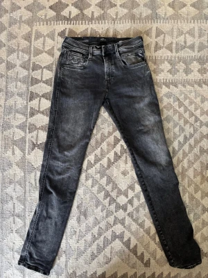 Svarta Replay jeans - Svarta slim jeans från Replay. Mycket bra skick. Storlek 29/32
