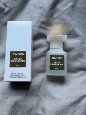 Tom Ford Eau de Soleil Blanc Parfym - Tom Ford Unisex parfym. Doftar kokos och citrus. 30ml flaska helt ny! Riktigt fräsch och lyxig. Köpt från Lyko. 