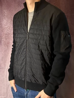 J.lindeberg cardigan - Mycket fint skick | Size M (modellen är 188 cm 74 kg) | fraktar spårbart inom 24 timmar | för att köpa klicka ”köp nu” | vid frågor eller funderingar skriv ett meddelande | följare får bättre rabatter🙌