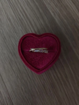 Guldfärgad ring med stenar - Kristall ring i storlek 17,7mm, guldfärgad.