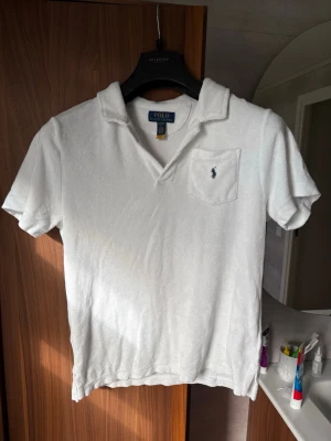 Polo Ralph Lauren frottépiké vit - Polo Ralph Lauren frottépiké vit storlek small  Nypris ca 1 400 kr. Vit frottépiké från Polo Ralph Lauren i storlek S. Endast använd ett fåtal gånger och i mycket bra skick. Köpt i butik.  Pris: 199kr (kan ta emot bud).