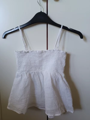 Sommarblus - Säljer en vit somrig blus med axelband som är avtagbara 🌼 Fint skick och i storlek 146/152 